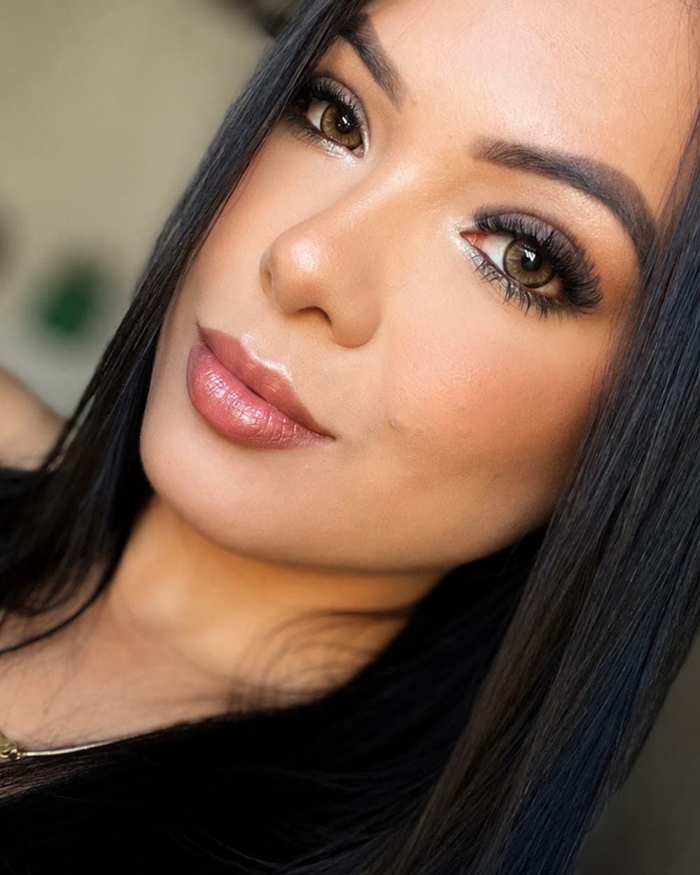Retrato de Sayuri Castro em close, olhando para a câmera